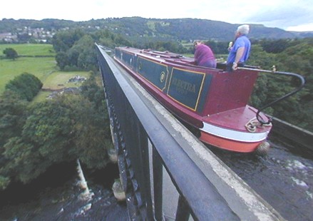 Narrowboat boven de rivier Dee